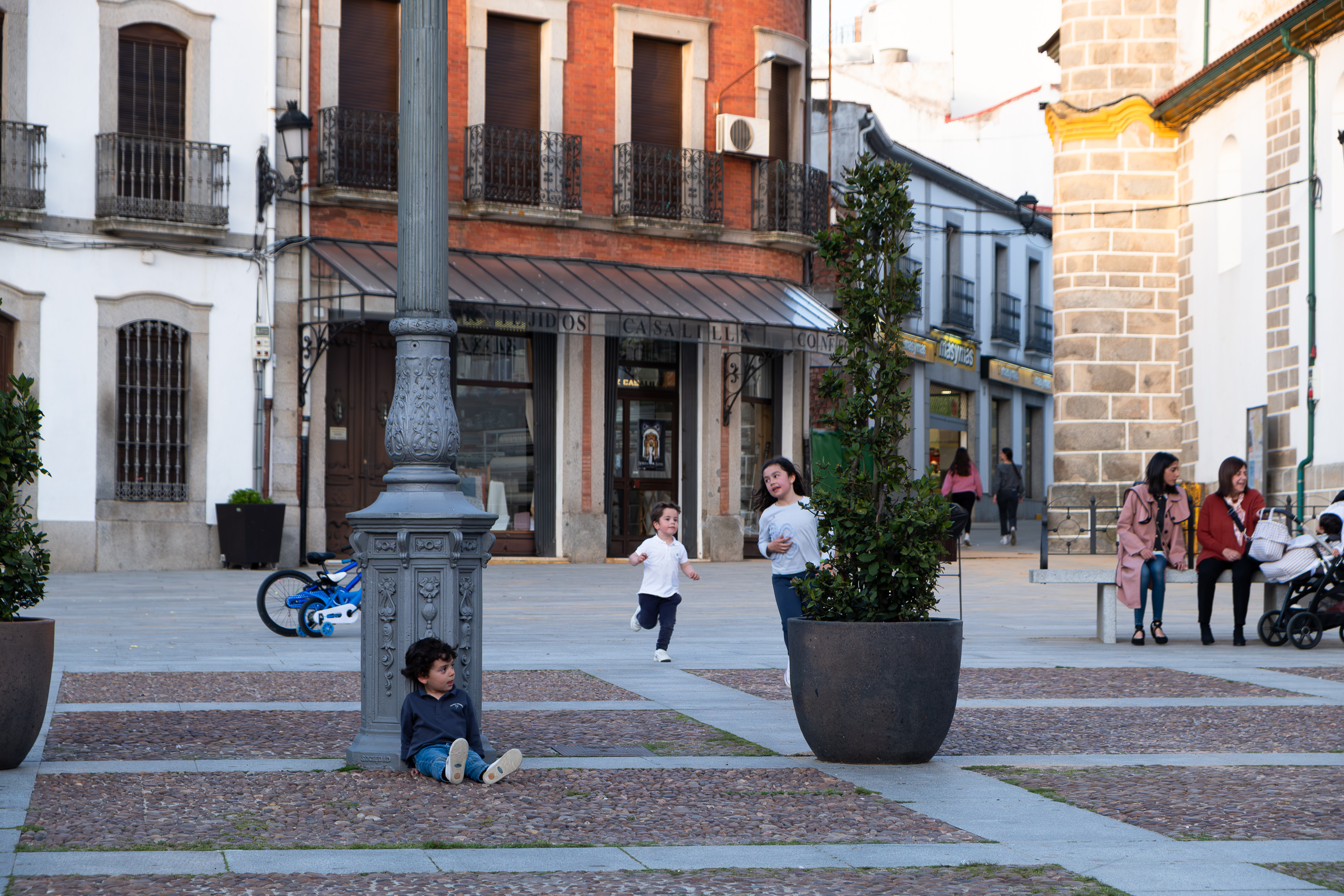 Abendspaziergang in Villanueva – Kinder spielen auf dem Dorfplatz